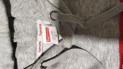 Polerón Supreme gris con capucha - miniatura 2