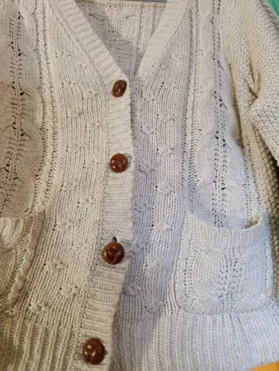 Cárdigan tejido beige con botones - miniatura 2