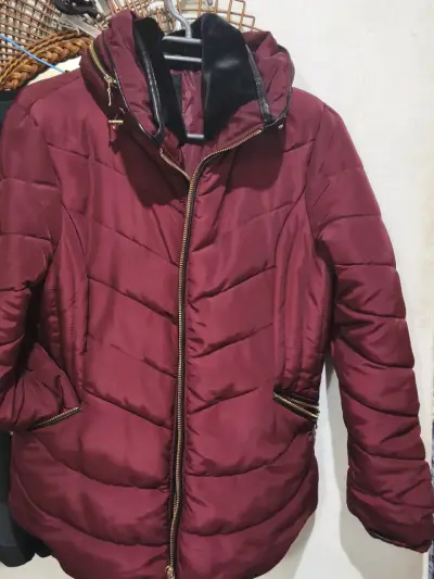 Chaqueta acolchada burdeos con cierre dorado - miniatura 1