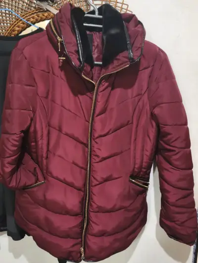Chaqueta acolchada burdeos con cierre dorado - miniatura 2