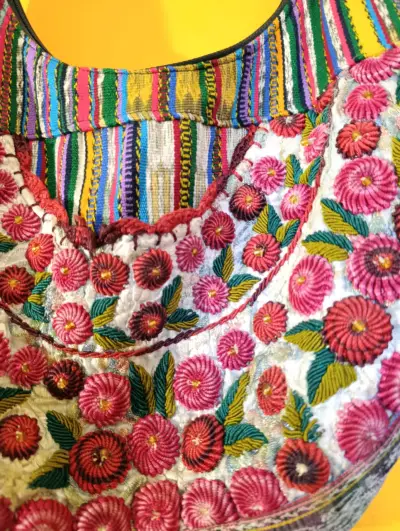 Bolso artesanal de Guatemala bordado colorido - miniatura 2