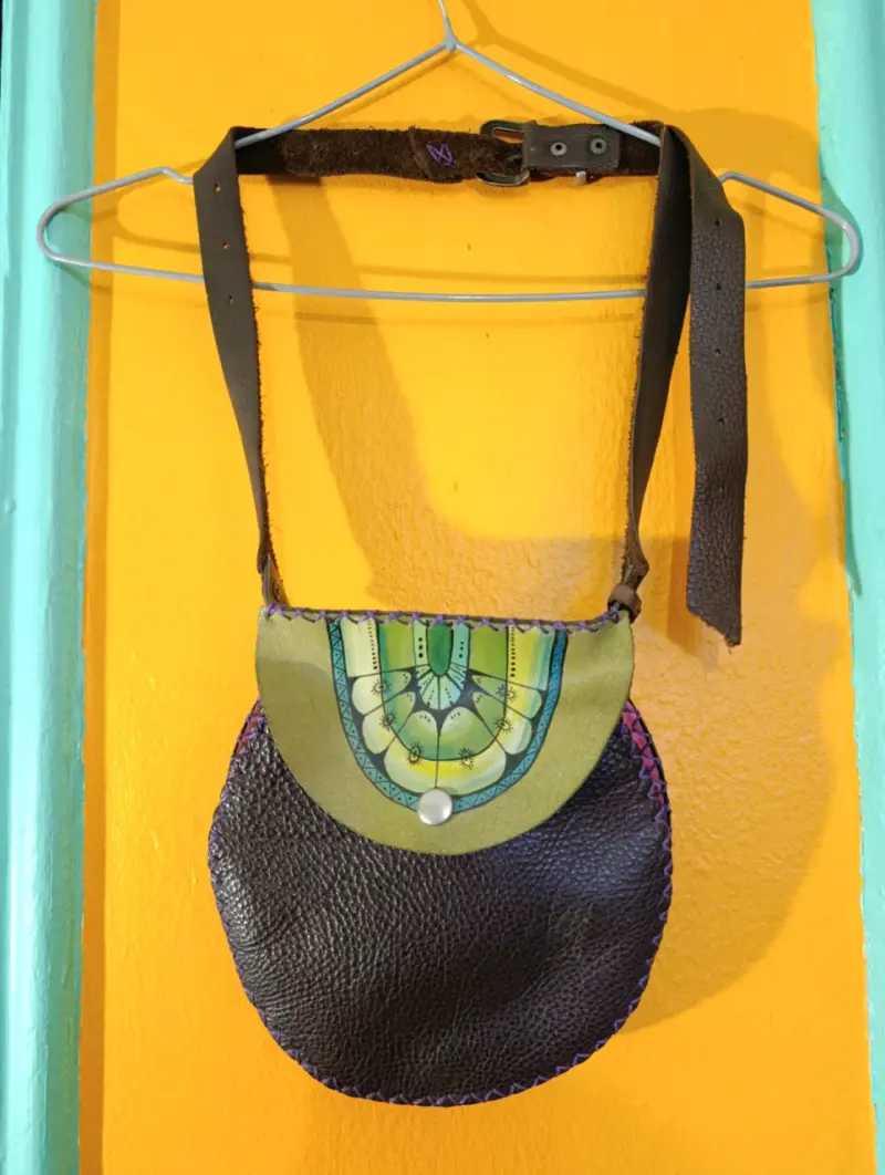 Banano artesanal de cuero con diseño colorido - 1