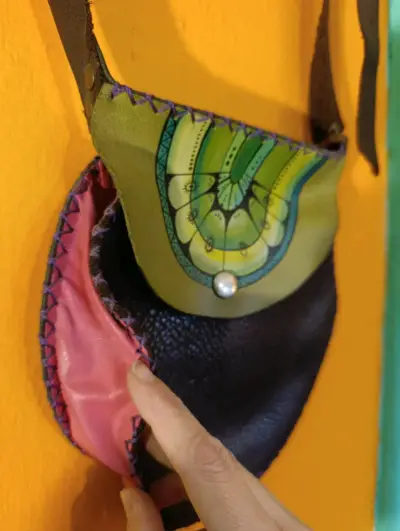 Banano artesanal de cuero con diseño colorido - miniatura 2