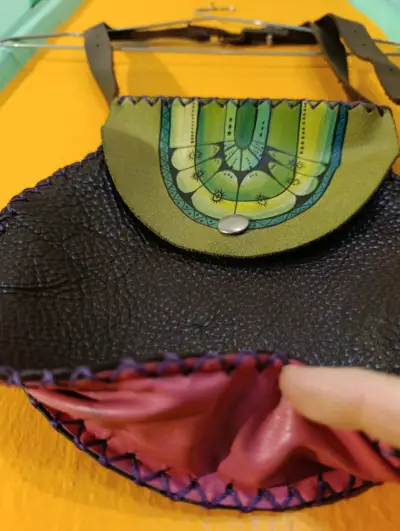 Banano artesanal de cuero con diseño colorido - miniatura 3