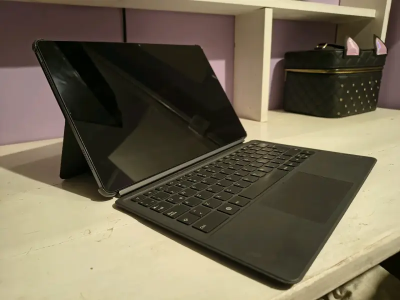Tablet con teclado desmontable y funda