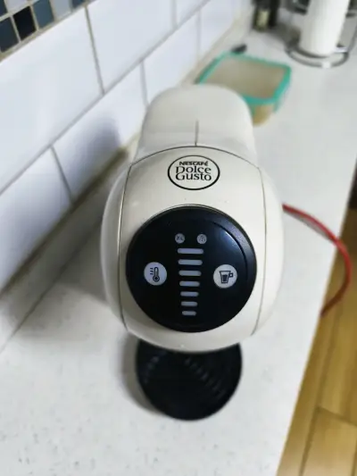 Cafetera Nescafé Dolce Gusto blanca - miniatura 1