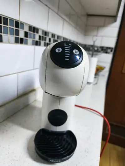 Cafetera Nescafé Dolce Gusto blanca - miniatura 2