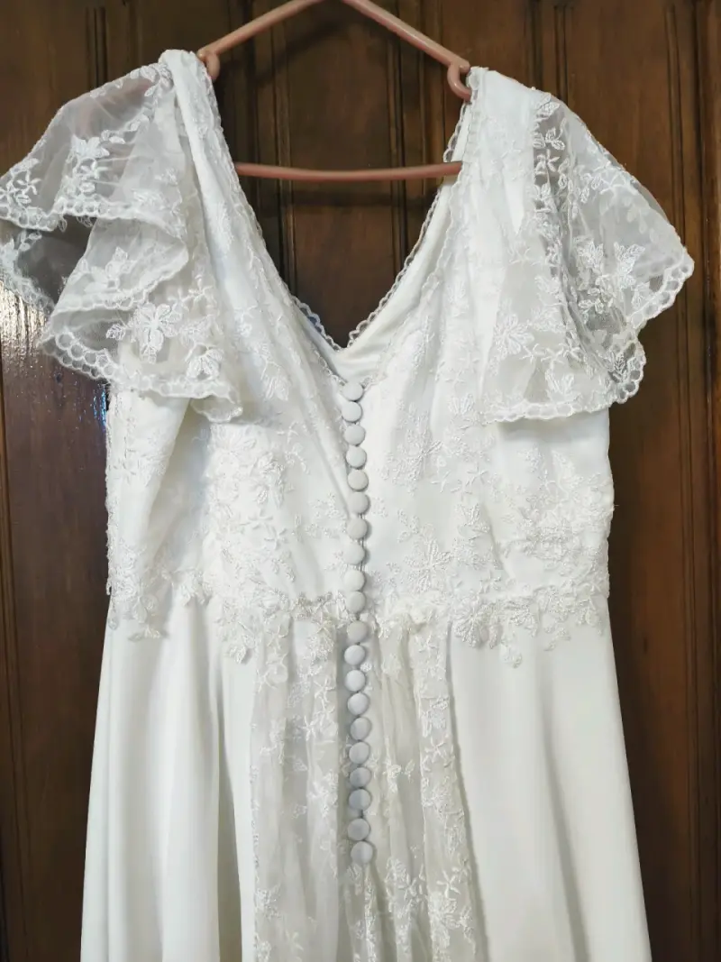 Vestido de novia blanco con encaje floral - 1