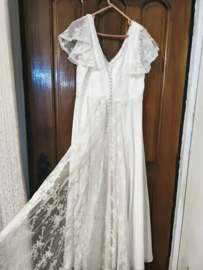 Vestido de novia blanco con encaje floral - miniatura 2