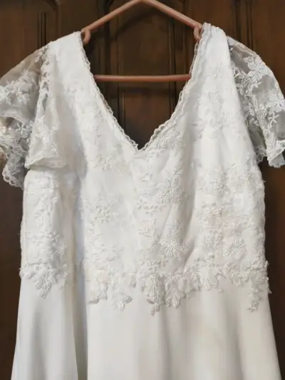 Vestido de novia blanco con encaje floral - miniatura 3