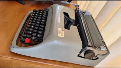 Máquina de escribir vintage gris Olivetti - miniatura 1