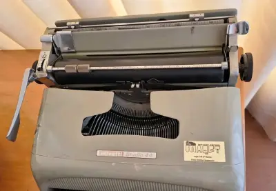 Máquina de escribir vintage gris Olivetti - miniatura 2
