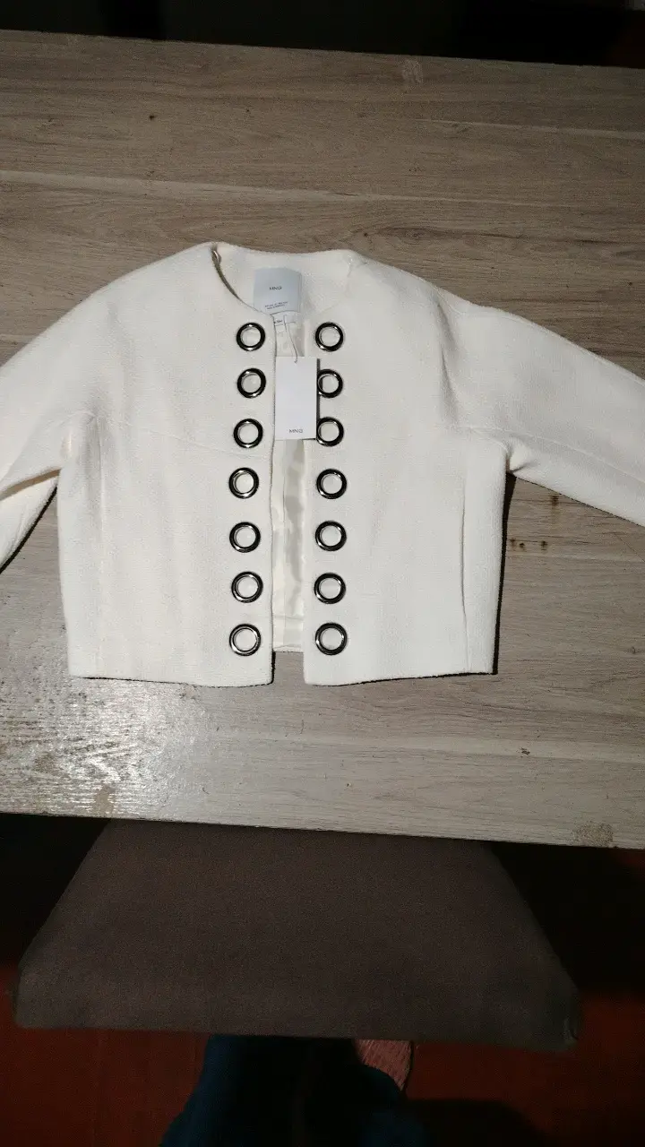 Chaqueta blanca con ojales decorativos