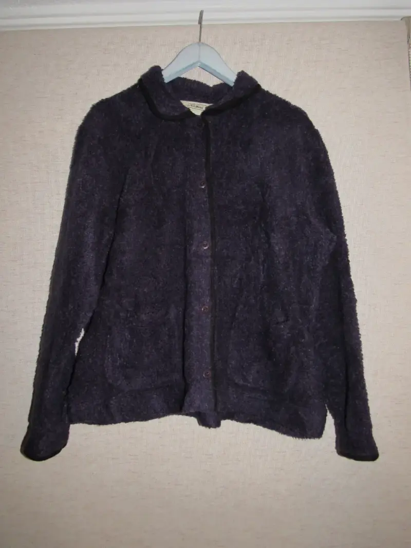 Chaqueta tipo CORDERITO morada y negra para mujer