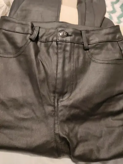 Pantalones ecocuero skinny negro para mujer - miniatura 1