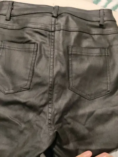 Pantalones ecocuero skinny negro para mujer - miniatura 3