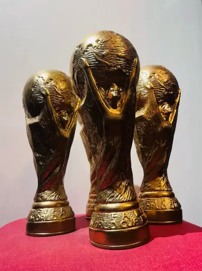 Alcancia replica trofeo Copa Mundial FIFA dorado - miniatura 3