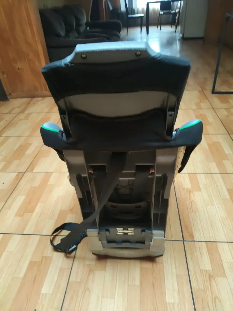 Silla de auto para bebé con cinturón ajustable - 1