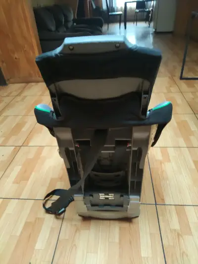 Silla de auto para bebé con cinturón ajustable - miniatura 1