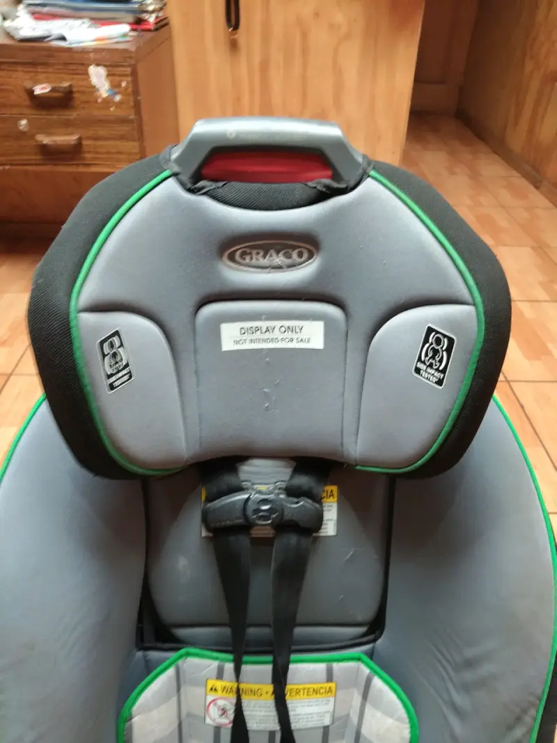 Silla de auto para bebé con cinturón ajustable - 2