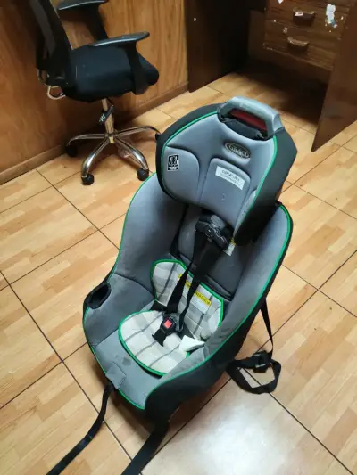 Silla de auto para bebé con cinturón ajustable - miniatura 3