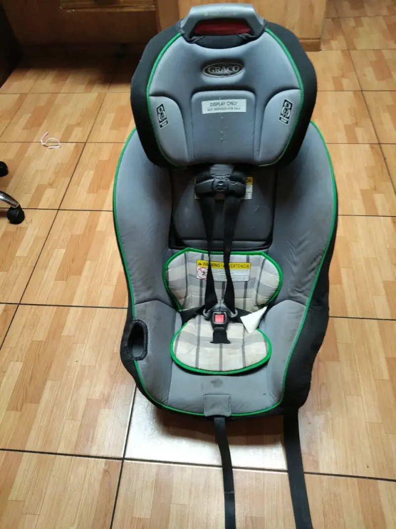 Silla de auto para bebé con cinturón ajustable - 4