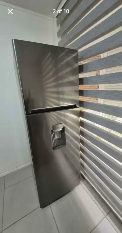 Refrigerador Samsung con dispensador de agua - miniatura 2