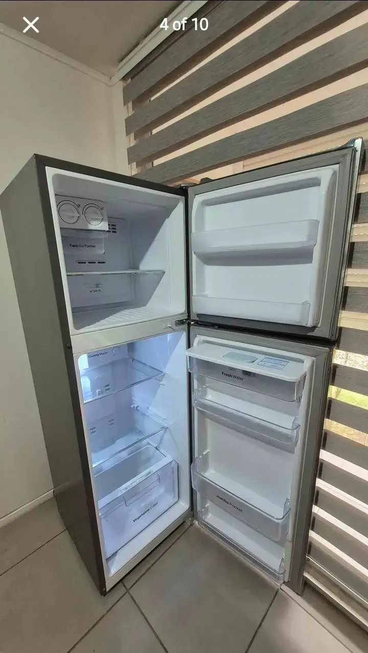 Refrigerador Samsung con dispensador de agua - 4