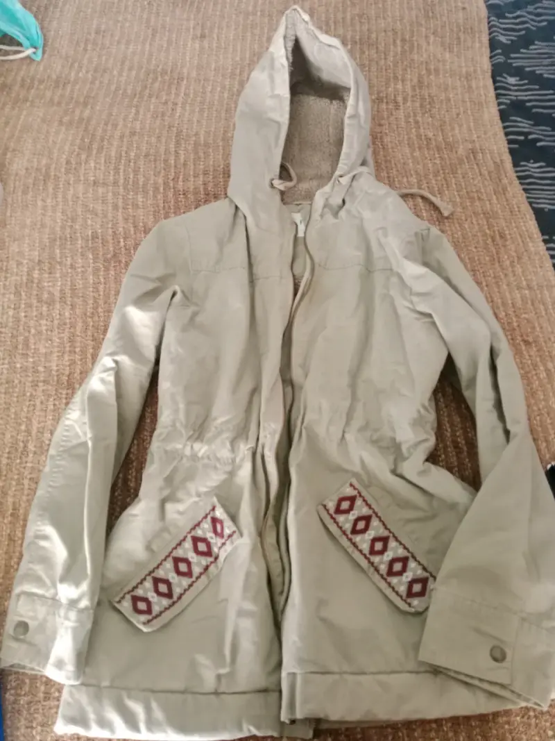 Parka beige con capucha y detalles étnicos - 1