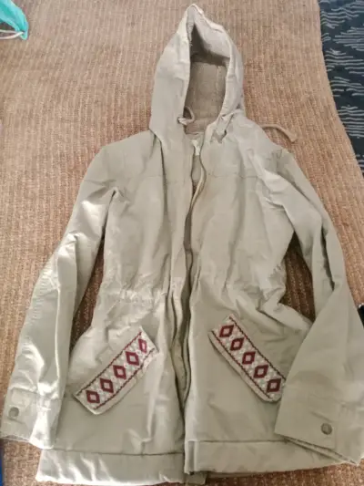Parka beige con capucha y detalles étnicos - miniatura 1