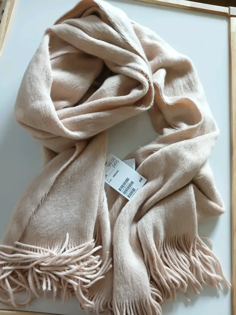 Bufanda beige con flecos H&M