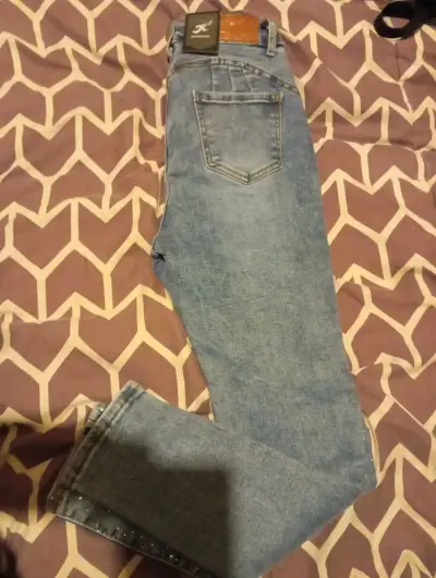 Jeans azul con detalles brillantes para mujer - miniatura 2