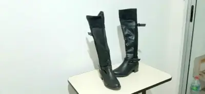 Botas negras de cuero hasta la rodilla - miniatura 4