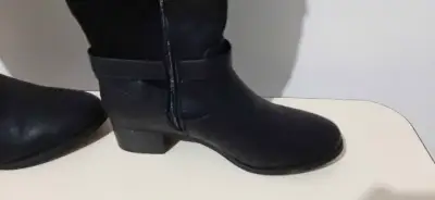 Botas negras de cuero hasta la rodilla - miniatura 6