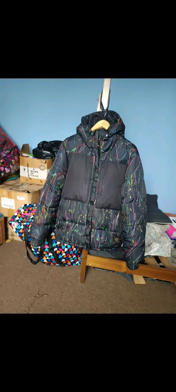 Chaqueta acolchada negra con diseño colorido