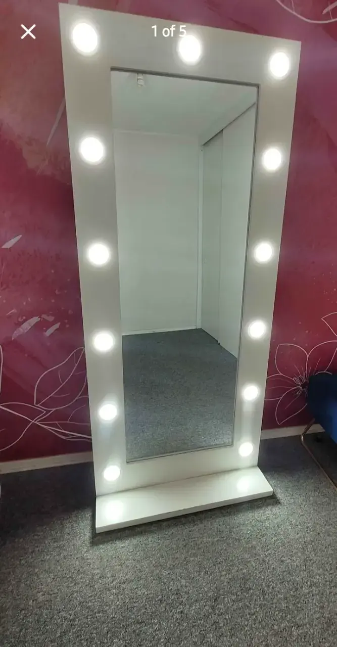Espejo de pie con luces LED - 1