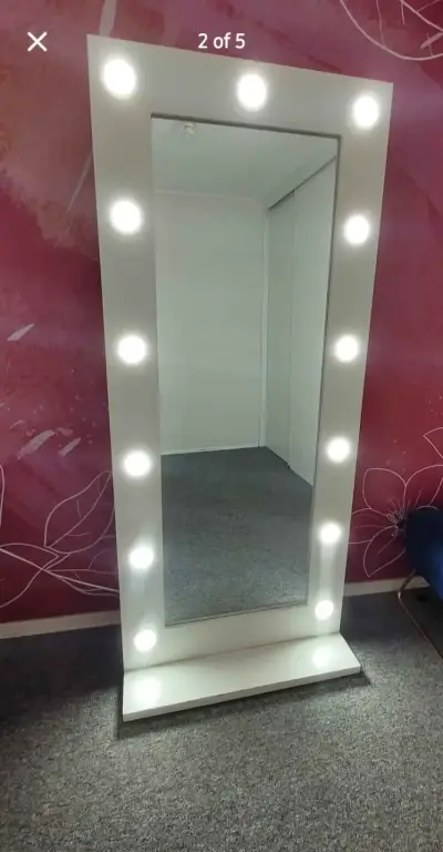 Espejo de pie con luces LED - miniatura 2