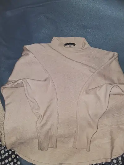Suéter beige de cuello alto para mujer - miniatura 1