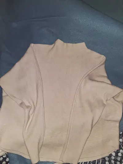 Suéter beige de cuello alto para mujer - miniatura 2