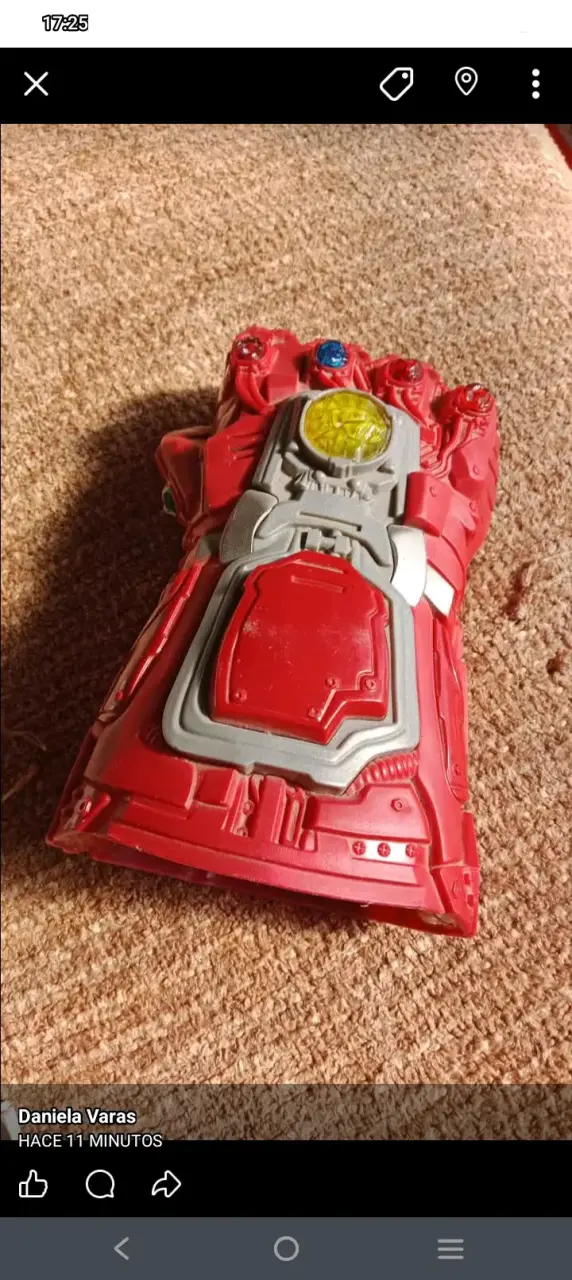 Guantelete de juguete rojo con gemas - 2