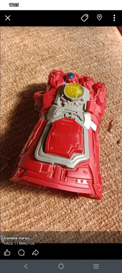Guantelete de juguete rojo con gemas - miniatura 2