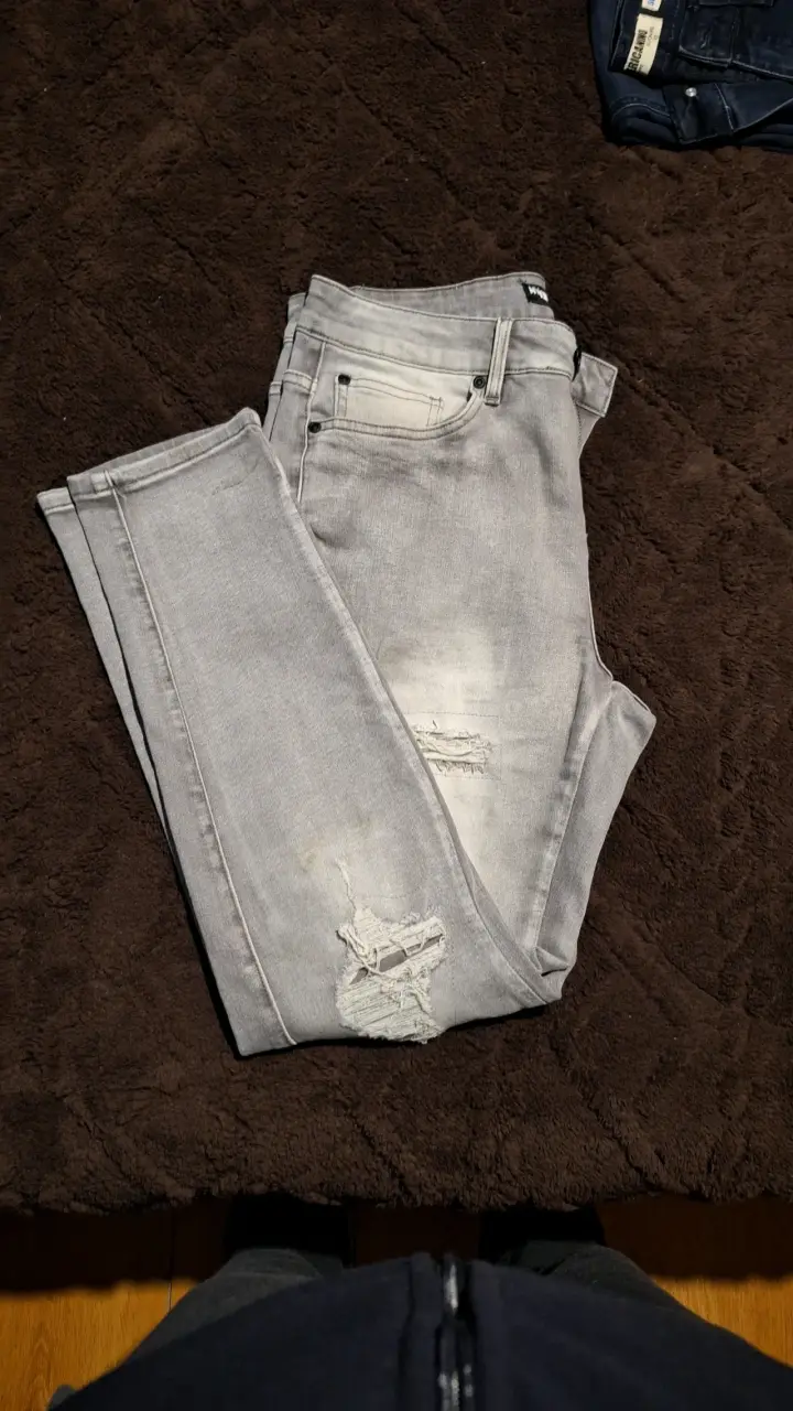 Jeans grises desgastados para hombre