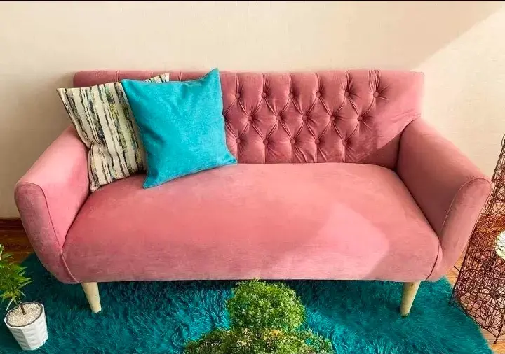 Sofá rosado de terciopelo con cojines - 2