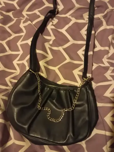 Cartera negra con cadena plateada elegante - miniatura 1
