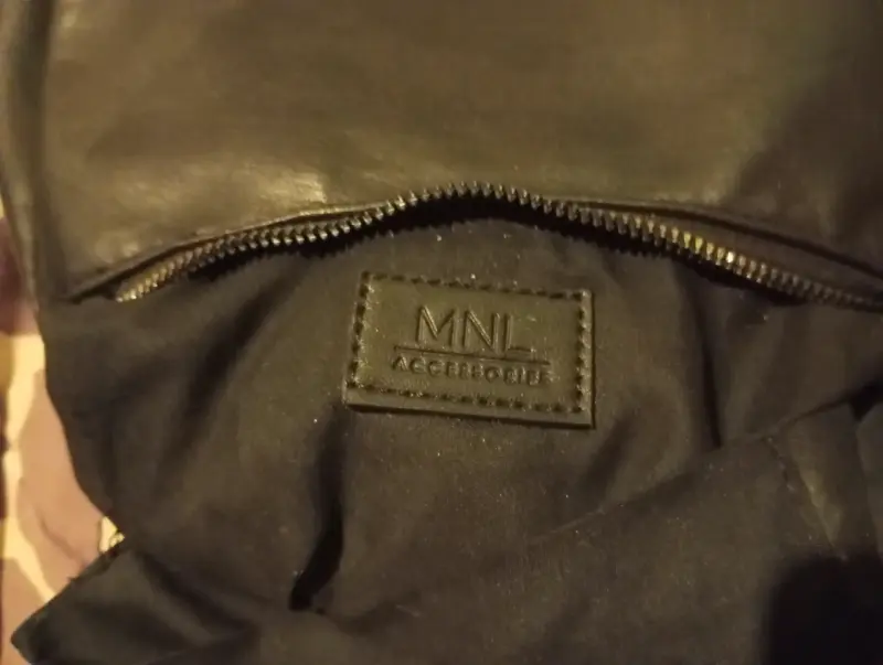 Cartera negra con cadena plateada elegante - 2