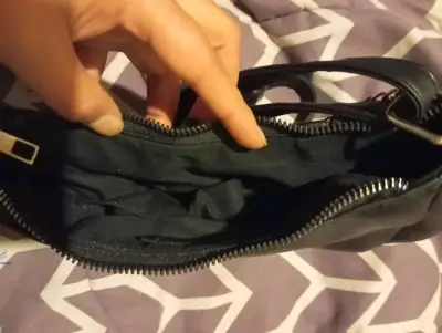 Cartera negra con cadena plateada elegante - miniatura 3
