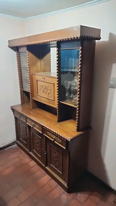 Vitrina de madera con diseño clásico - miniatura 1