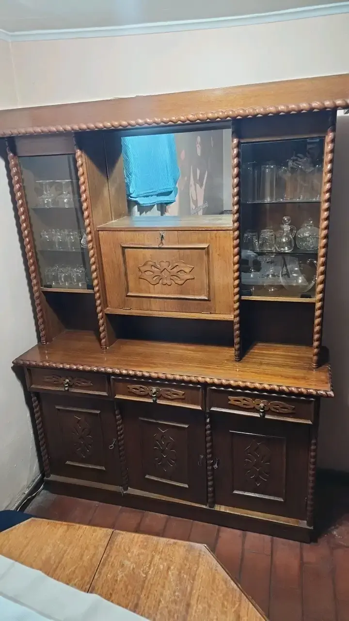 Vitrina de madera con diseño clásico - 2