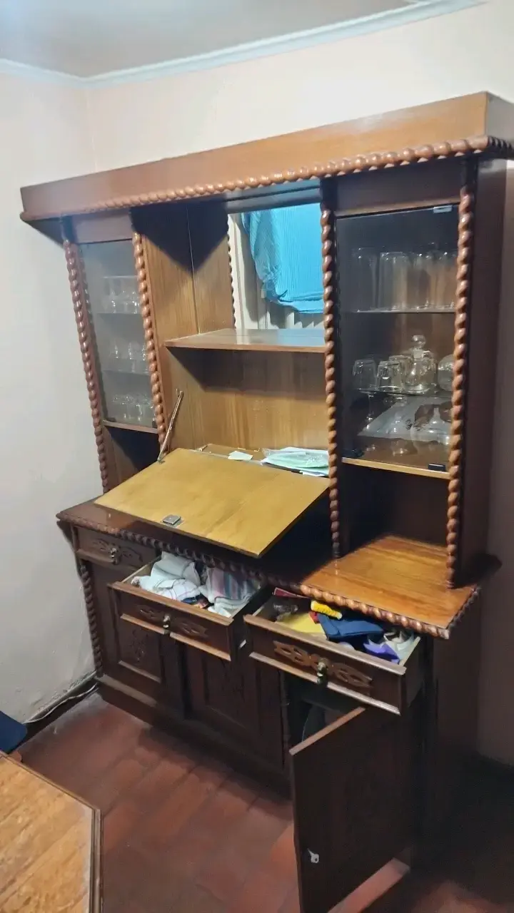 Vitrina de madera con diseño clásico - 3