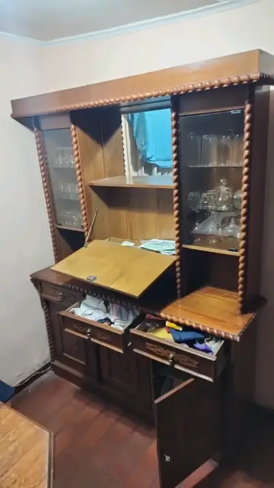 Vitrina de madera con diseño clásico - miniatura 3